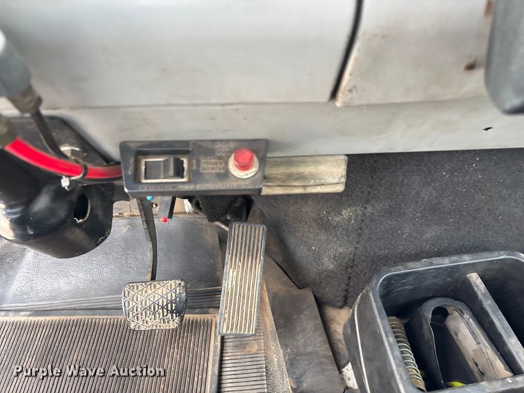 image for item EN5604 1995 Freightliner FL70 semi truck