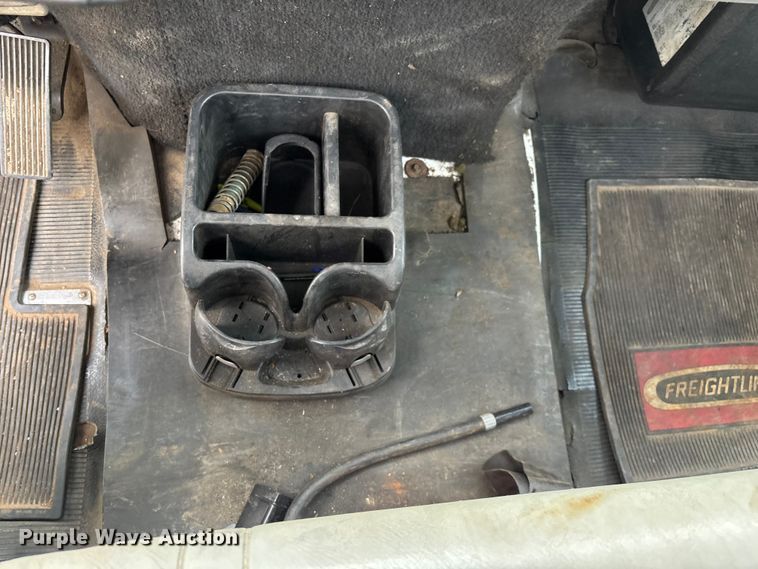 image for item EN5604 1995 Freightliner FL70 semi truck