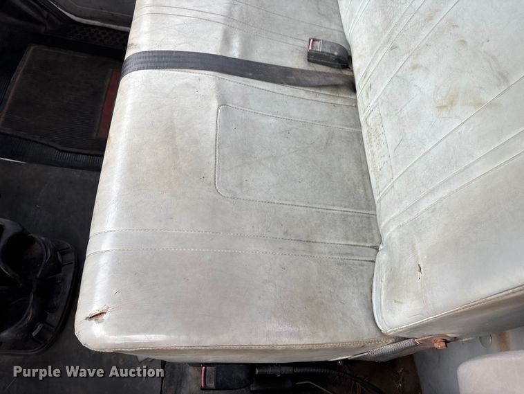 image for item EN5604 1995 Freightliner FL70 semi truck