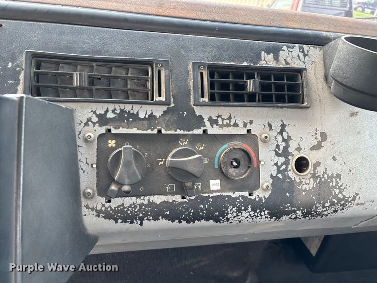 image for item EN5604 1995 Freightliner FL70 semi truck