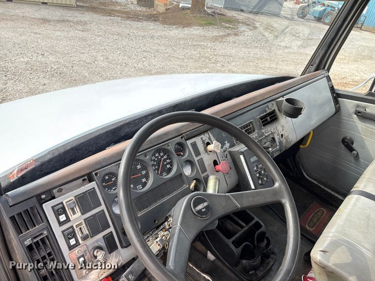 image for item EN5604 1995 Freightliner FL70 semi truck