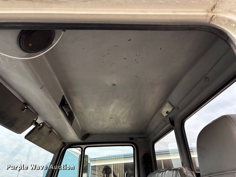 image for item EN5604 1995 Freightliner FL70 semi truck