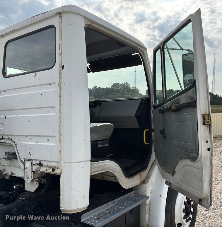 image for item EN5604 1995 Freightliner FL70 semi truck