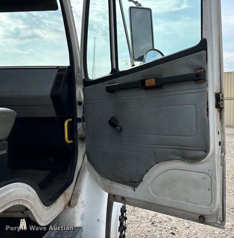 image for item EN5604 1995 Freightliner FL70 semi truck