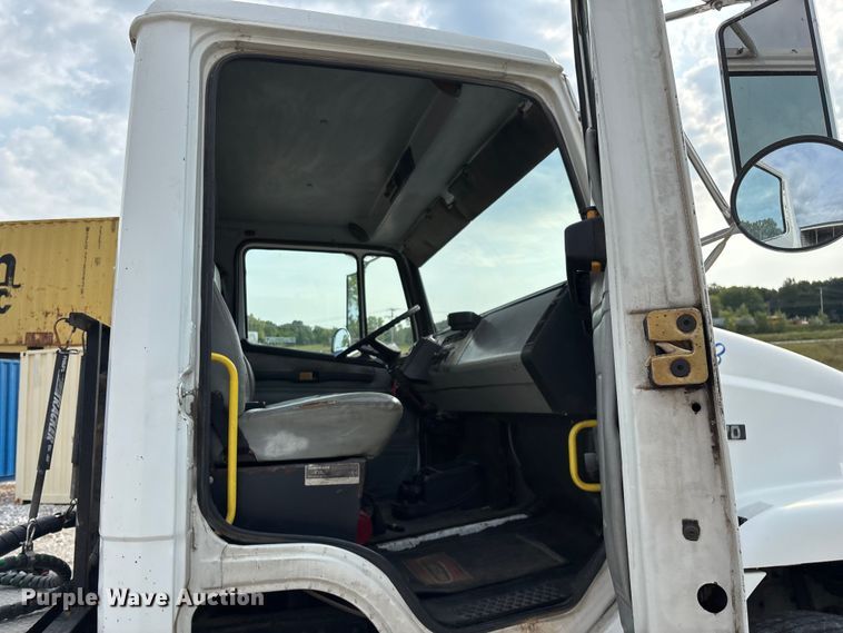 image for item EN5604 1995 Freightliner FL70 semi truck