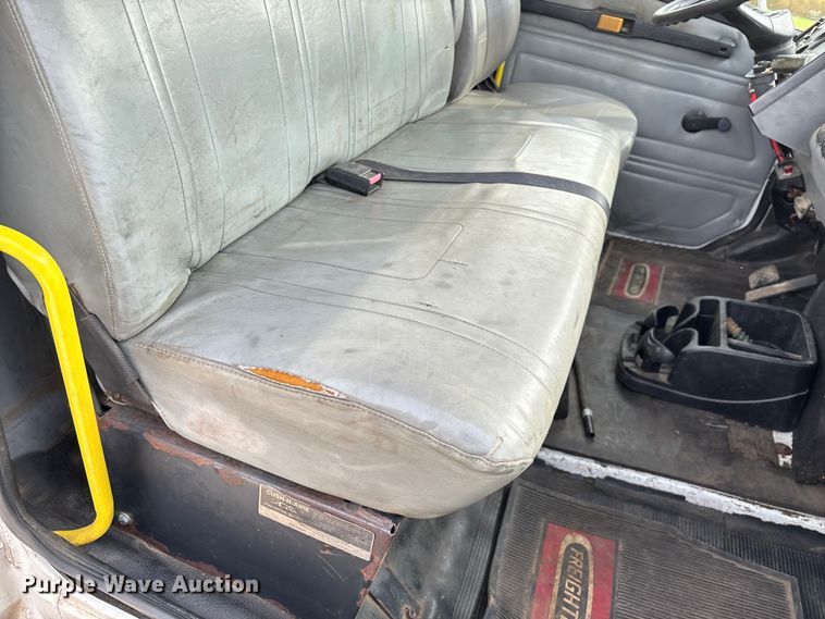 image for item EN5604 1995 Freightliner FL70 semi truck