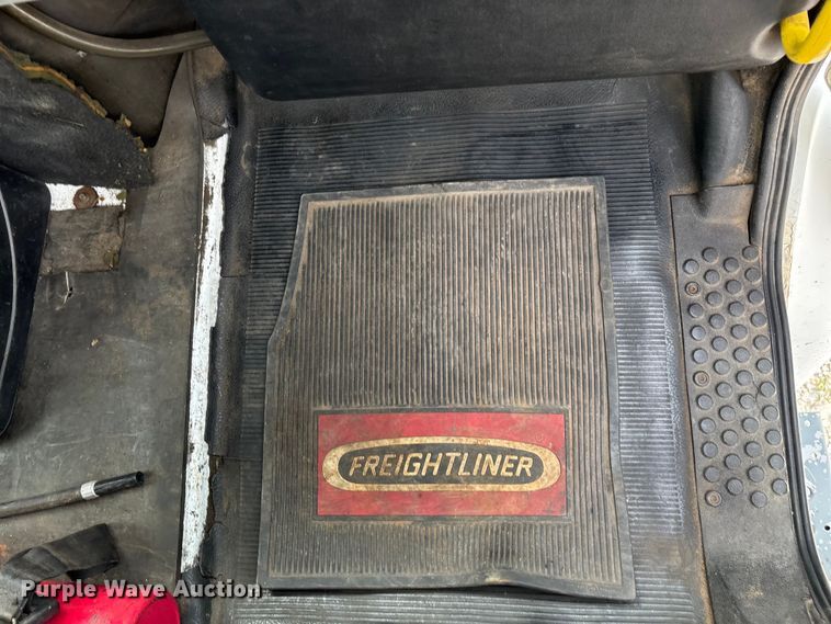 image for item EN5604 1995 Freightliner FL70 semi truck