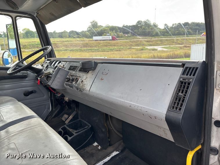 image for item EN5604 1995 Freightliner FL70 semi truck