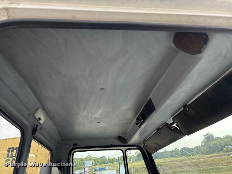 image for item EN5604 1995 Freightliner FL70 semi truck