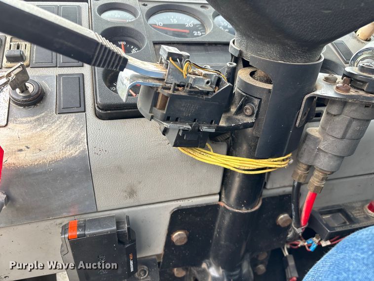 image for item EN5604 1995 Freightliner FL70 semi truck