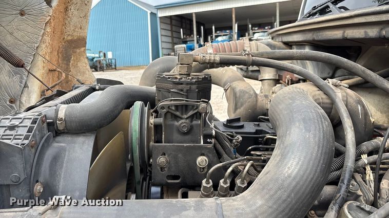 image for item EN5604 1995 Freightliner FL70 semi truck