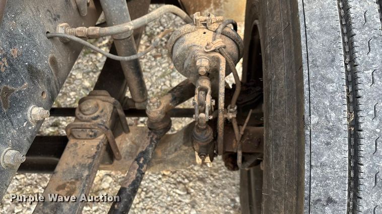 image for item EN5604 1995 Freightliner FL70 semi truck