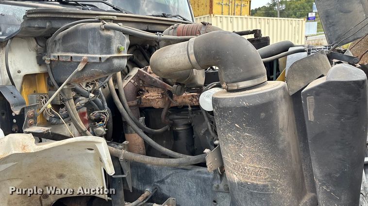 image for item EN5604 1995 Freightliner FL70 semi truck