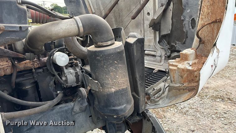 image for item EN5604 1995 Freightliner FL70 semi truck