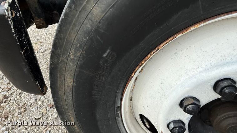 image for item EN5604 1995 Freightliner FL70 semi truck