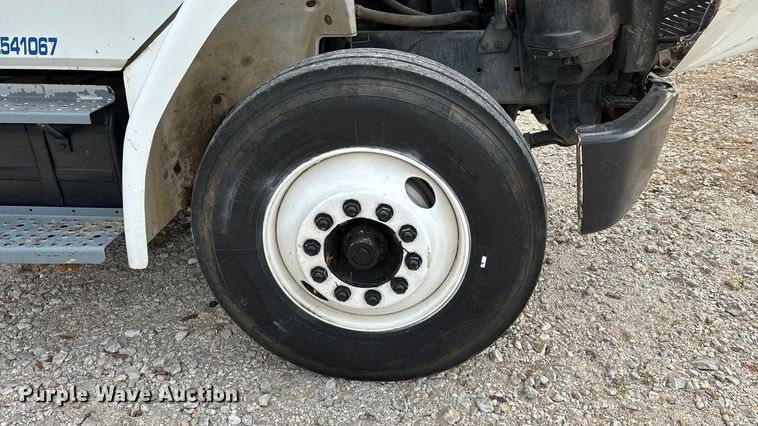 image for item EN5604 1995 Freightliner FL70 semi truck