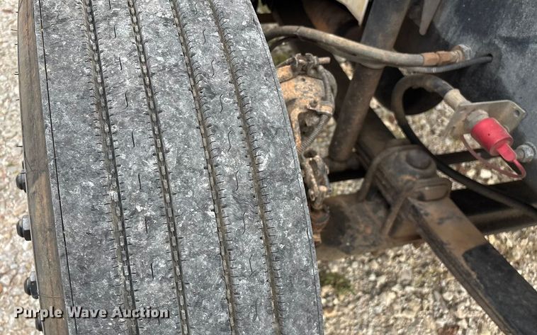 image for item EN5604 1995 Freightliner FL70 semi truck