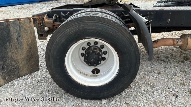 image for item EN5604 1995 Freightliner FL70 semi truck