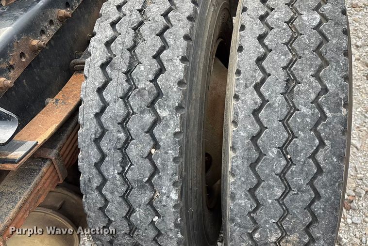 image for item EN5604 1995 Freightliner FL70 semi truck