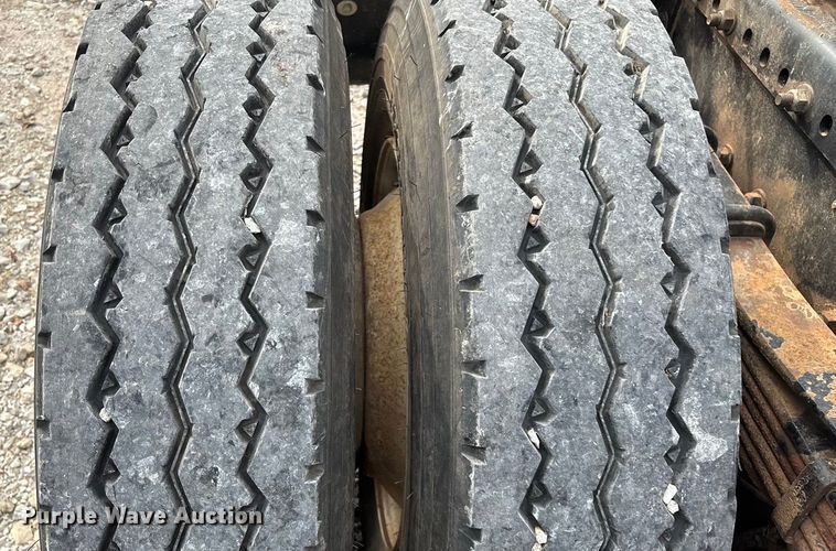 image for item EN5604 1995 Freightliner FL70 semi truck