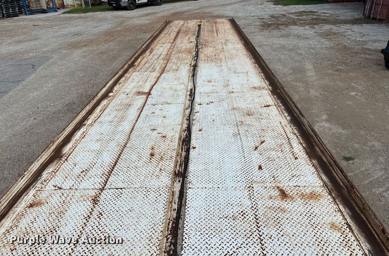 image for item EN5605 2006 Trail-EZE Trail 1CM06 roll-off tilt deck container trailer