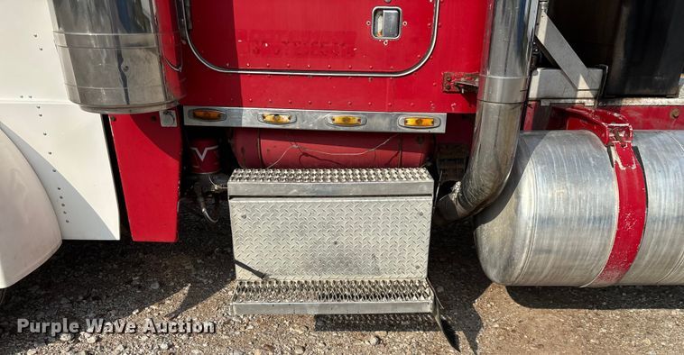 image for item EN5606 1987 Peterbilt 379 semi truck