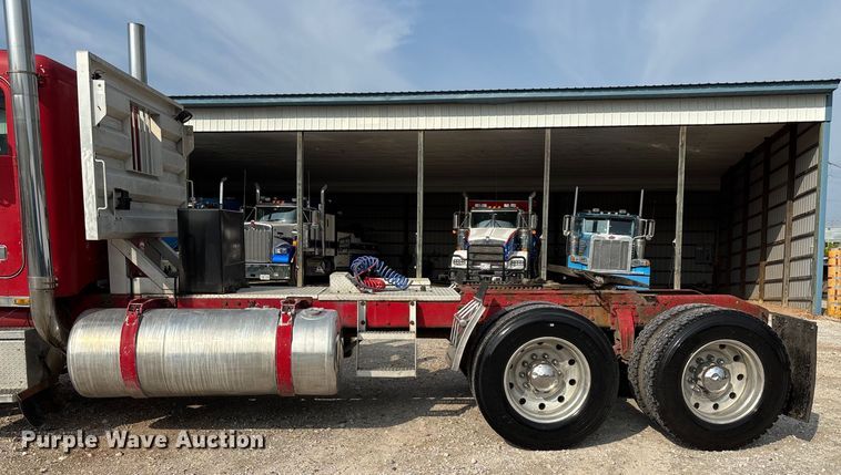 image for item EN5606 1987 Peterbilt 379 semi truck