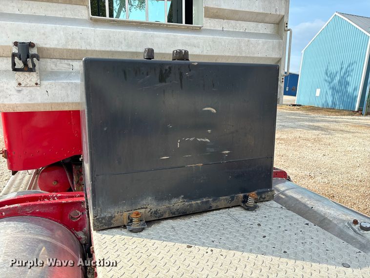 image for item EN5606 1987 Peterbilt 379 semi truck