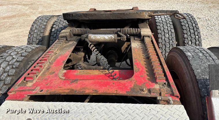 image for item EN5606 1987 Peterbilt 379 semi truck