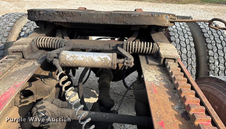 image for item EN5606 1987 Peterbilt 379 semi truck