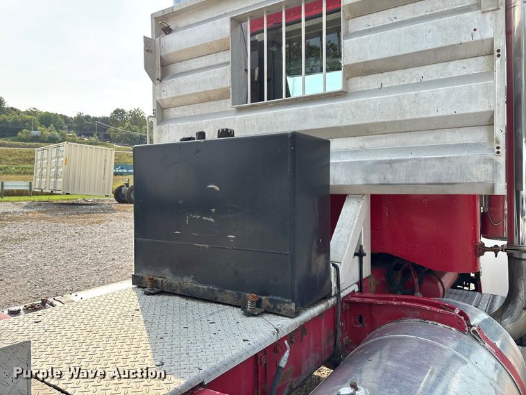 image for item EN5606 1987 Peterbilt 379 semi truck