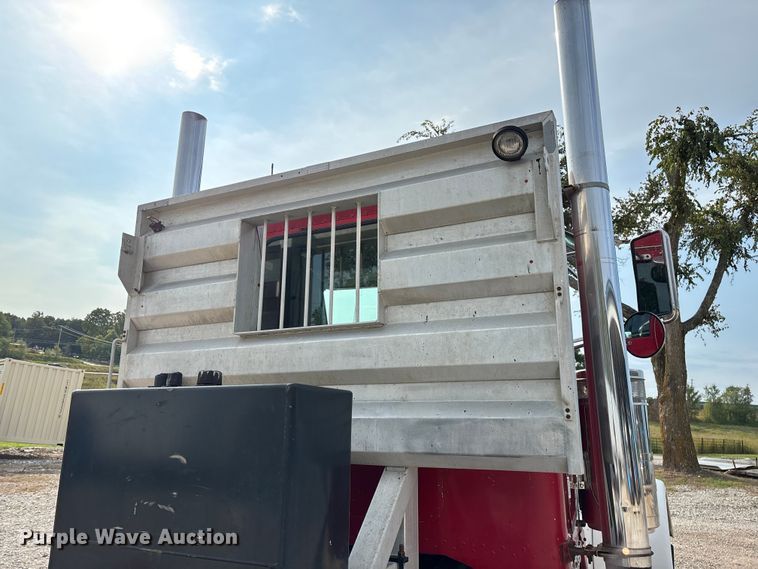 image for item EN5606 1987 Peterbilt 379 semi truck