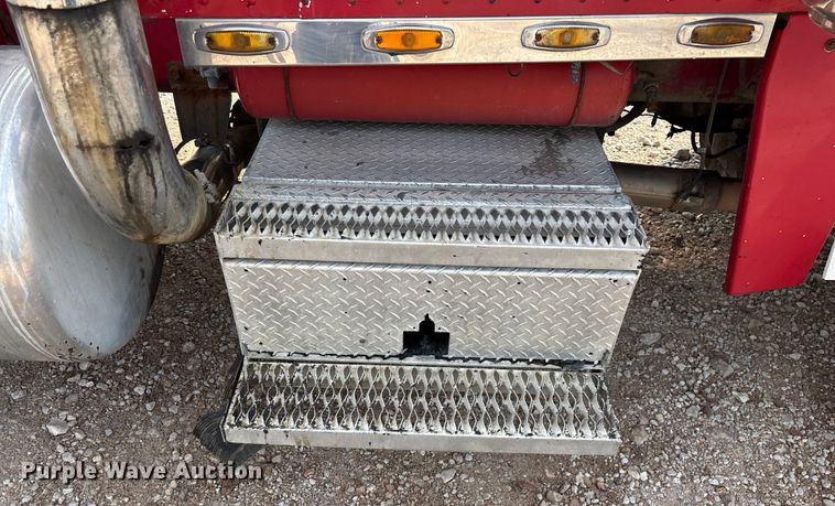 image for item EN5606 1987 Peterbilt 379 semi truck