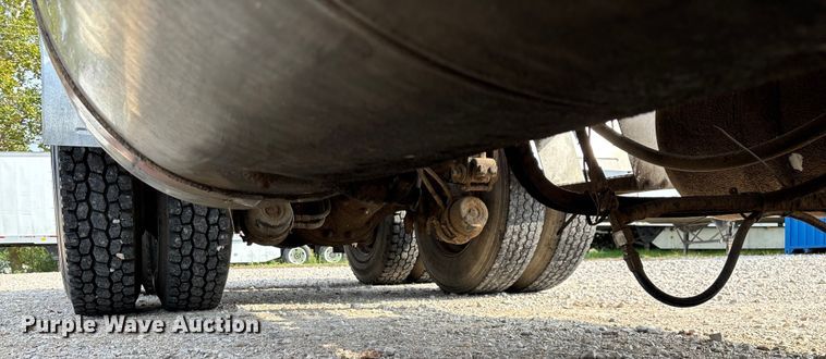 image for item EN5606 1987 Peterbilt 379 semi truck