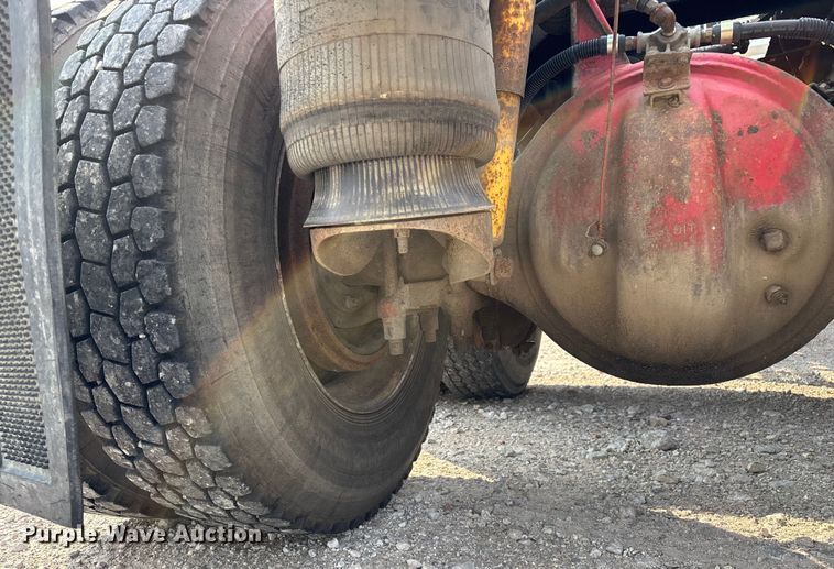 image for item EN5606 1987 Peterbilt 379 semi truck