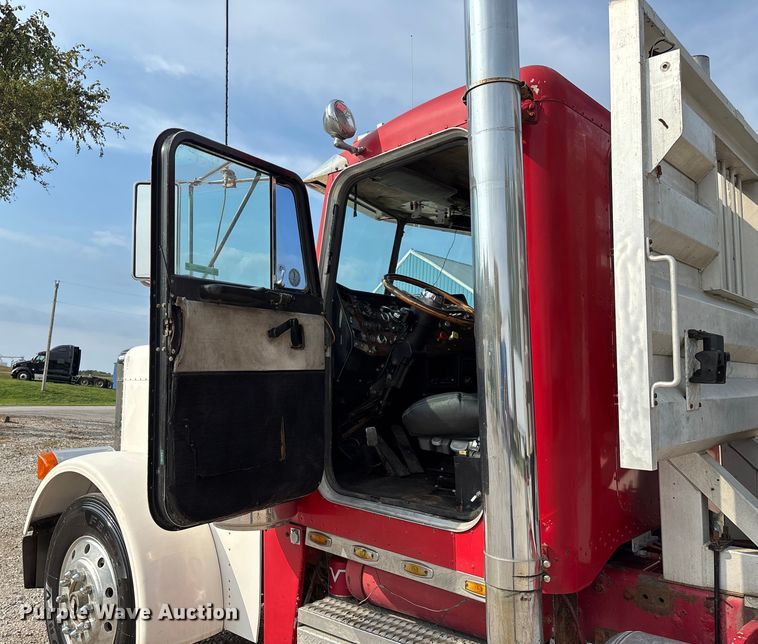 image for item EN5606 1987 Peterbilt 379 semi truck