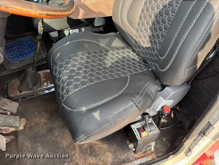 image for item EN5606 1987 Peterbilt 379 semi truck