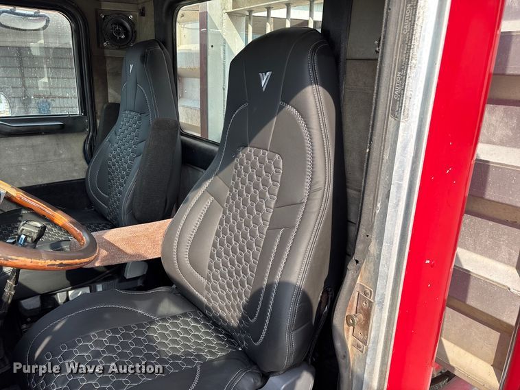 image for item EN5606 1987 Peterbilt 379 semi truck