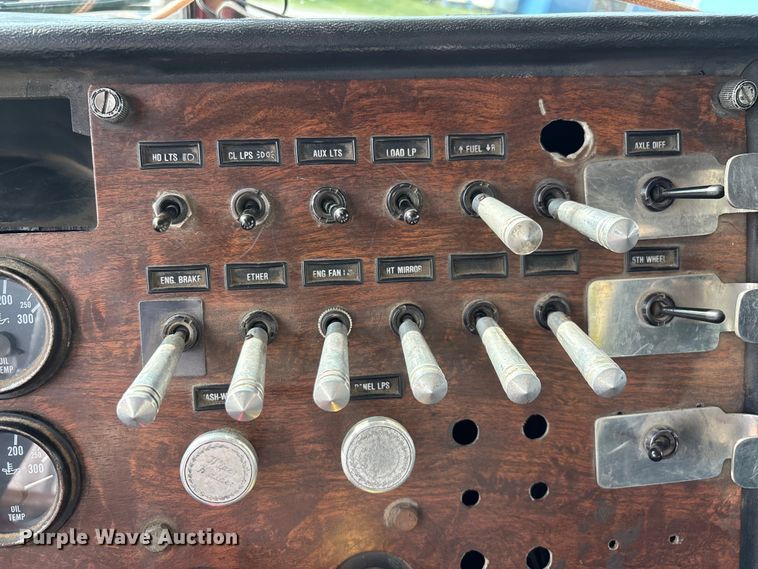 image for item EN5606 1987 Peterbilt 379 semi truck