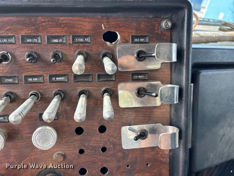 image for item EN5606 1987 Peterbilt 379 semi truck