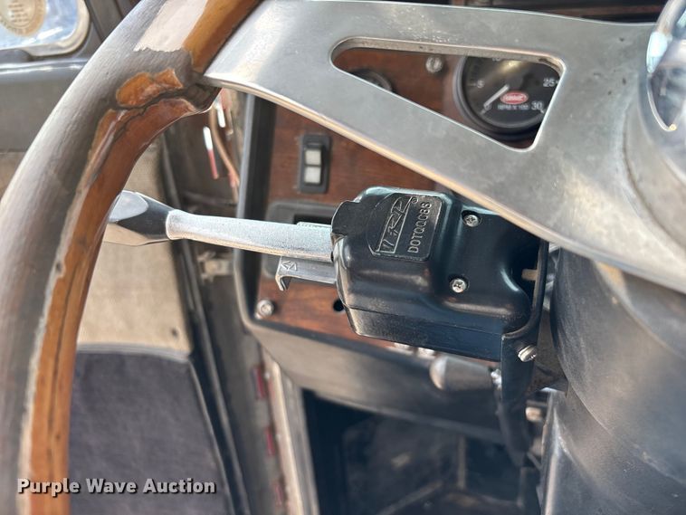 image for item EN5606 1987 Peterbilt 379 semi truck