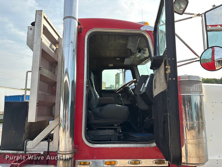 image for item EN5606 1987 Peterbilt 379 semi truck