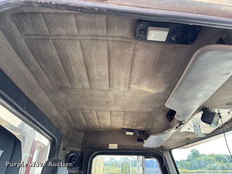 image for item EN5606 1987 Peterbilt 379 semi truck