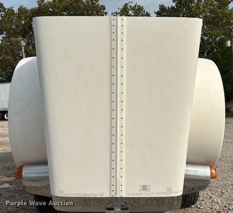 image for item EN5606 1987 Peterbilt 379 semi truck