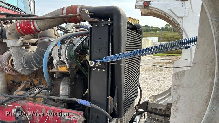 image for item EN5606 1987 Peterbilt 379 semi truck