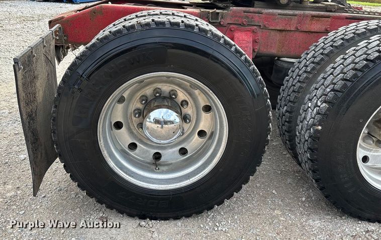 image for item EN5606 1987 Peterbilt 379 semi truck