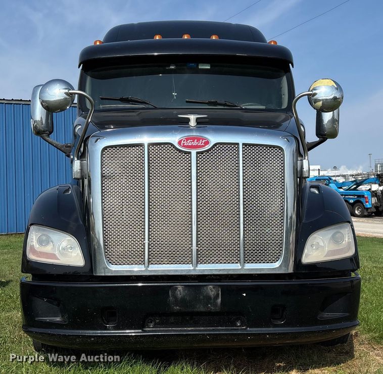 image for item EN5607 2016 Peterbilt 587 semi truck