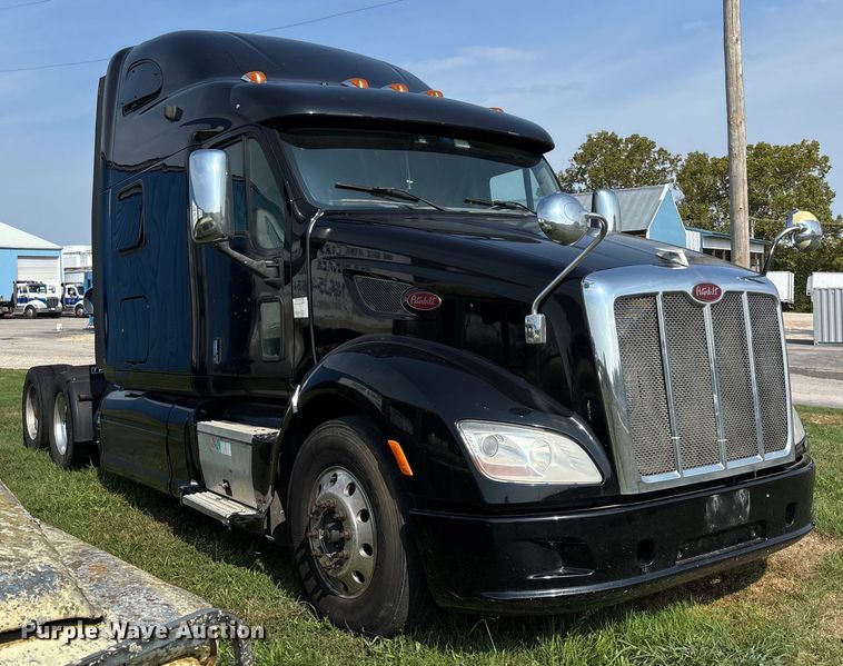 image for item EN5607 2016 Peterbilt 587 semi truck