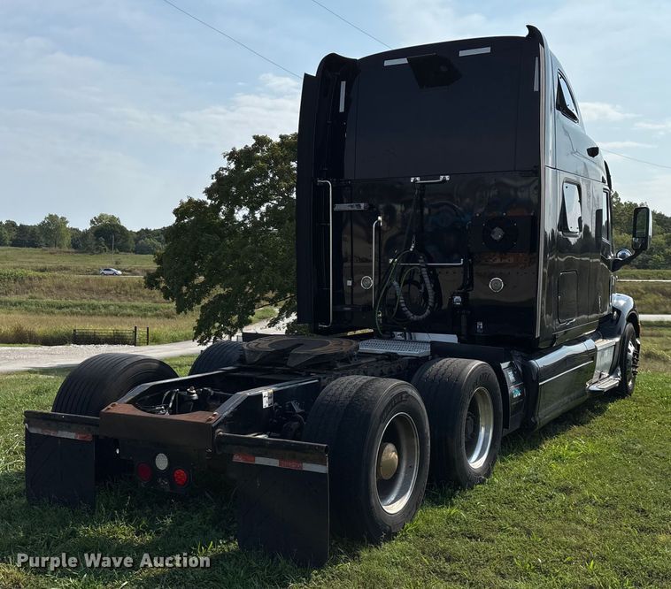 image for item EN5607 2016 Peterbilt 587 semi truck