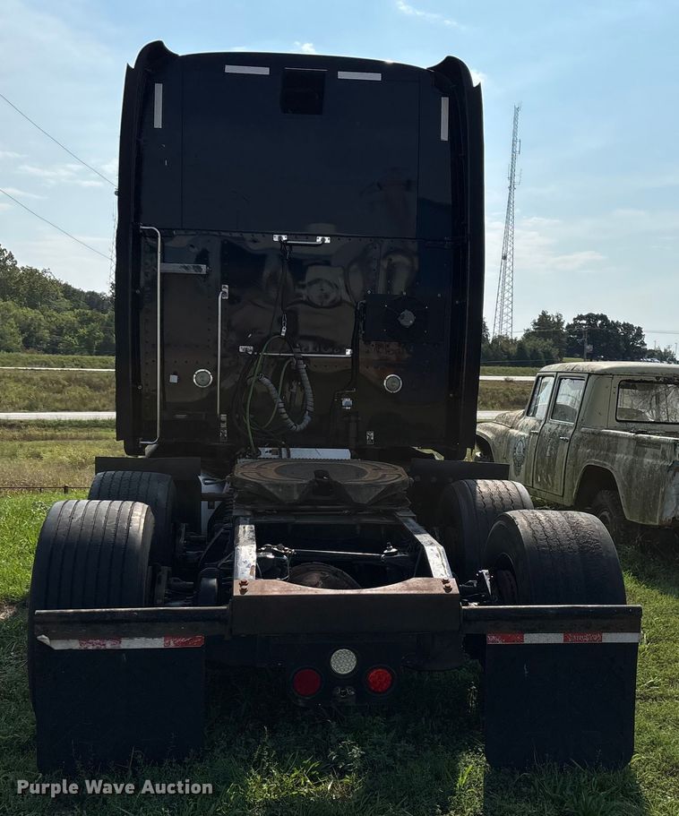 image for item EN5607 2016 Peterbilt 587 semi truck